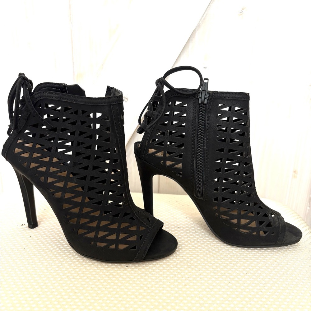 LC Lauren Conrad Black Cutout Heels size 6